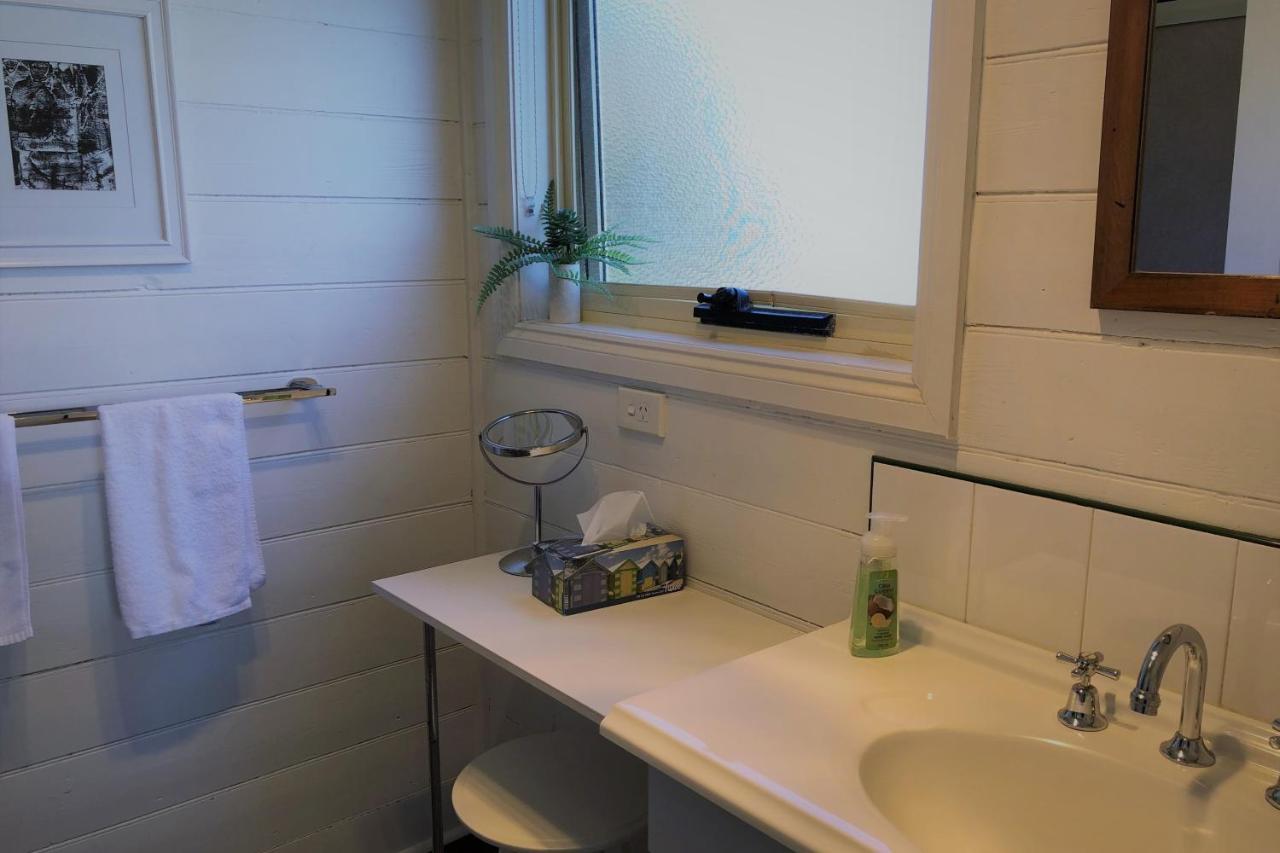 Binalong Beach Cottage Beachfront At Bay Of Fires Next To Restaurant Binalong Bay Bagian luar foto