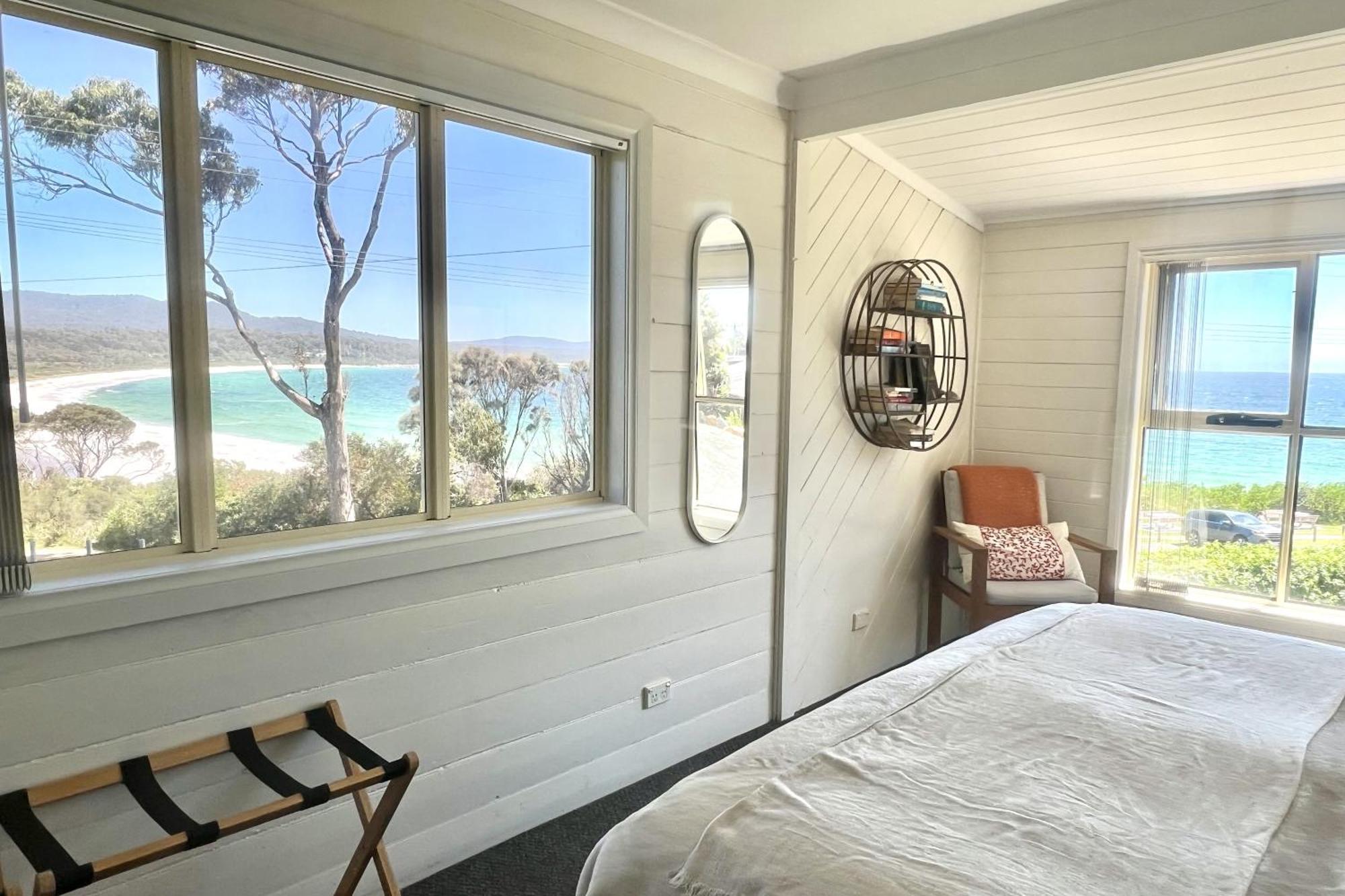 Binalong Beach Cottage Beachfront At Bay Of Fires Next To Restaurant Binalong Bay Bagian luar foto